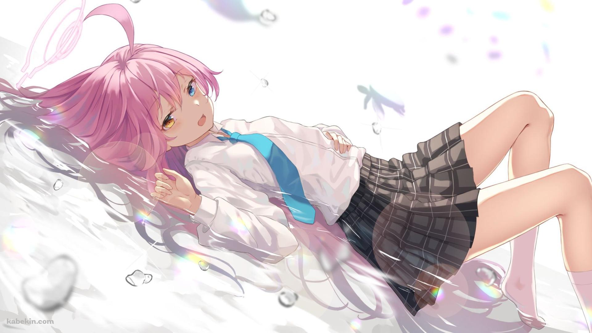 水の上に寝る制服姿の小鳥遊ホシノ / オッドアイ / ブルーアーカイブの壁紙(1920px x 1080px) 高画質 PC・デスクトップ用