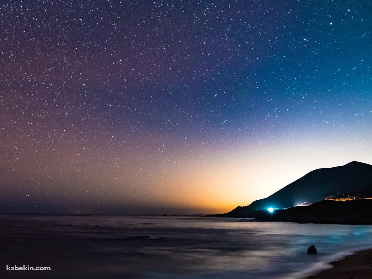 満天の星空と夜の湾の壁紙(1280px x 960px) 高画質 PC・デスクトップ用
