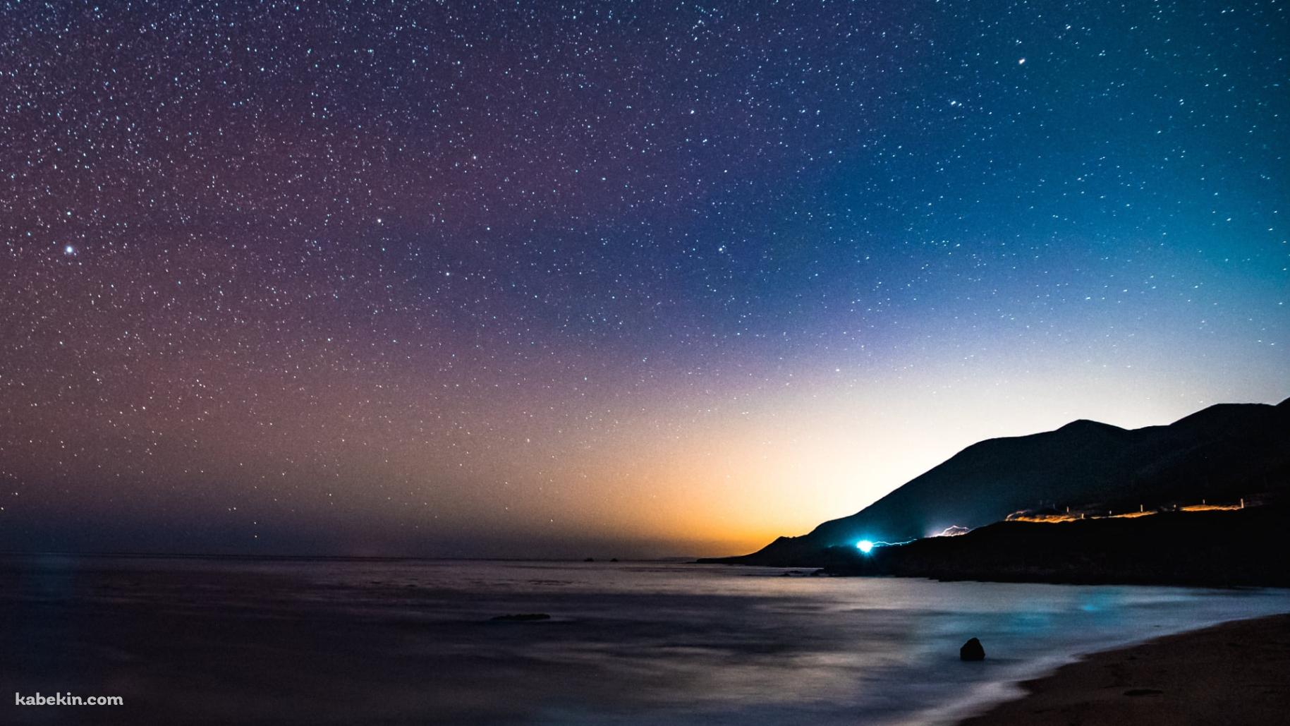 満天の星空と夜の湾の壁紙(1829px x 1029px) 高画質 PC・デスクトップ用