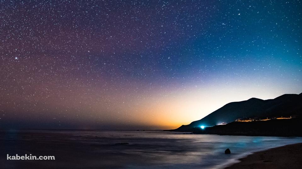 満天の星空と夜の湾の壁紙(960px x 540px) 高画質 PC・デスクトップ用