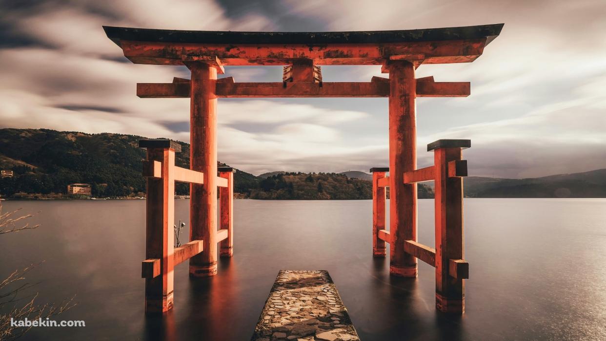 湖の中に立つ古びた鳥居 / 日本の壁紙(1242px x 698px) 高画質 PC・デスクトップ用