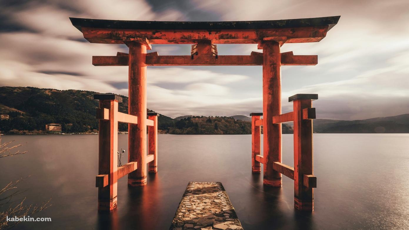 湖の中に立つ古びた鳥居 / 日本の壁紙(1391px x 783px) 高画質 PC・デスクトップ用