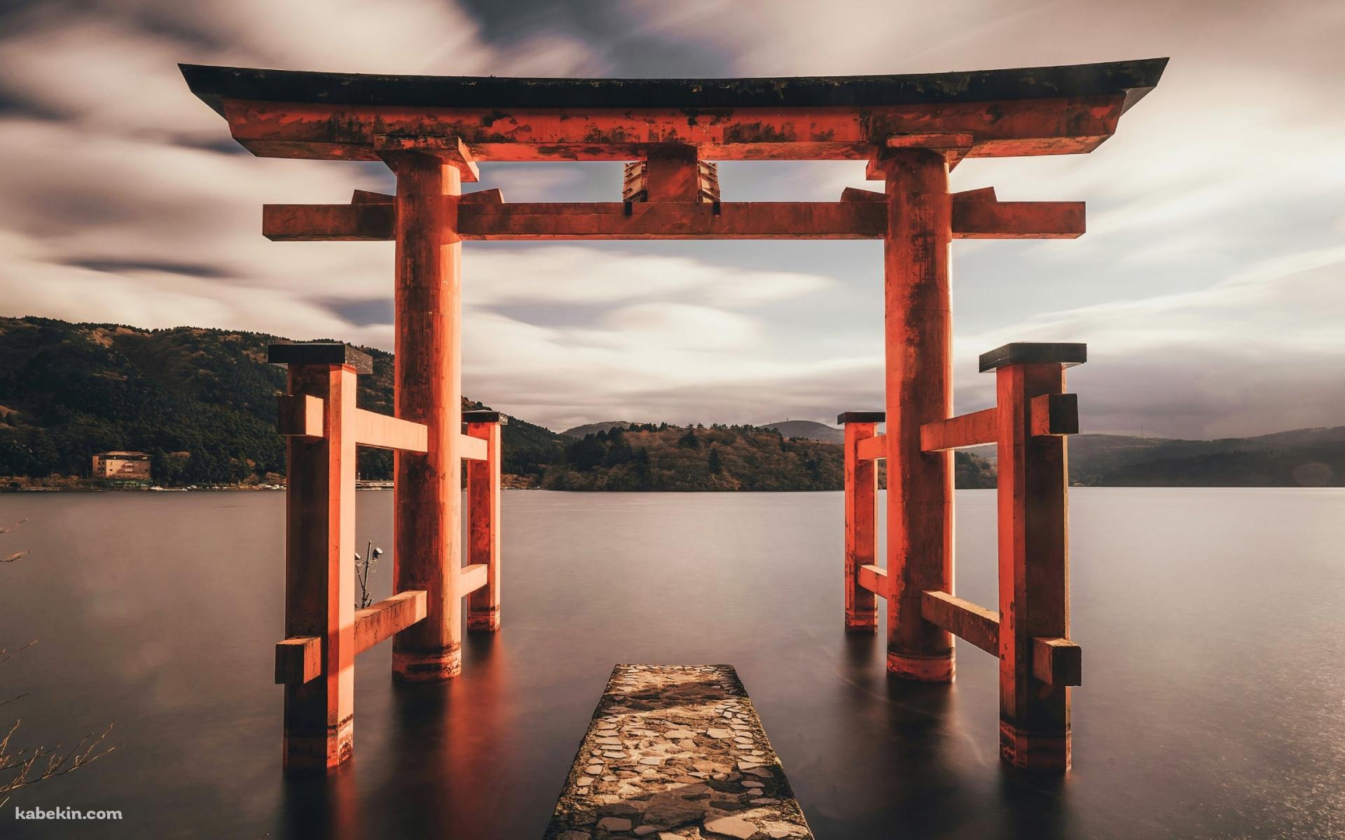 湖の中に立つ古びた鳥居 / 日本の壁紙(1920px x 1200px) 高画質 PC・デスクトップ用