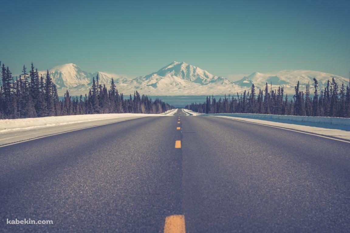 冬の雪山と綺麗に舗装された道路の壁紙(1152px x 768px) 高画質 PC・デスクトップ用