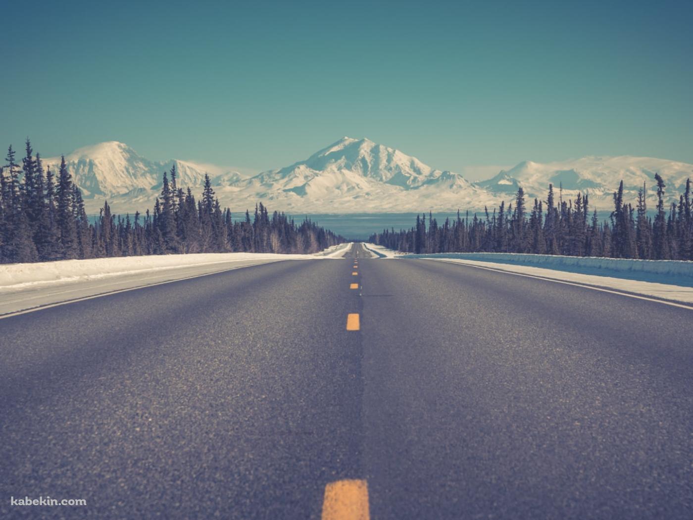 冬の雪山と綺麗に舗装された道路の壁紙(1400px x 1050px) 高画質 PC・デスクトップ用
