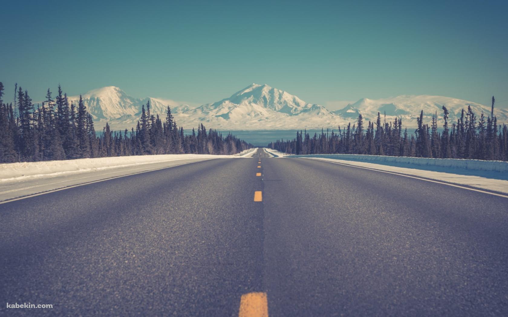冬の雪山と綺麗に舗装された道路の壁紙(1680px x 1050px) 高画質 PC・デスクトップ用