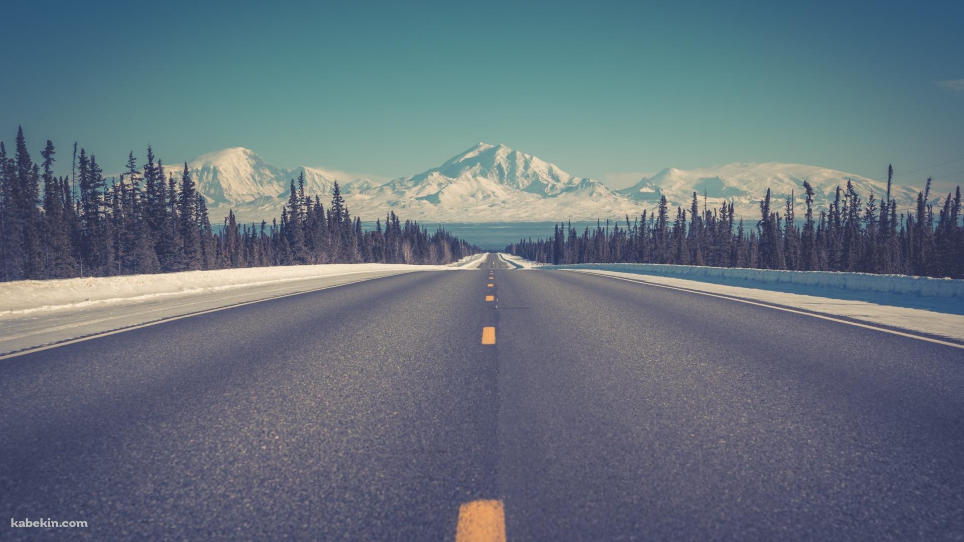 冬の雪山と綺麗に舗装された道路の壁紙(1920px x 1080px) 高画質 PC・デスクトップ用