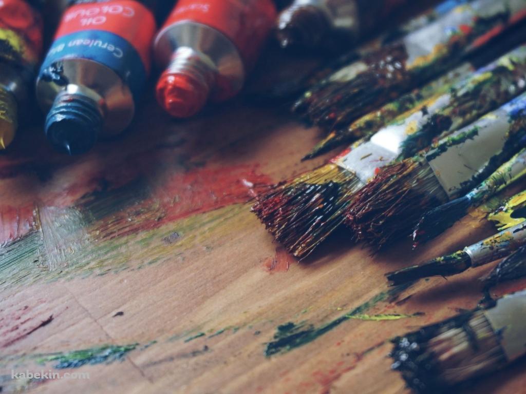 机の上の絵具と絵筆の壁紙(1024px x 768px) 高画質 PC・デスクトップ用