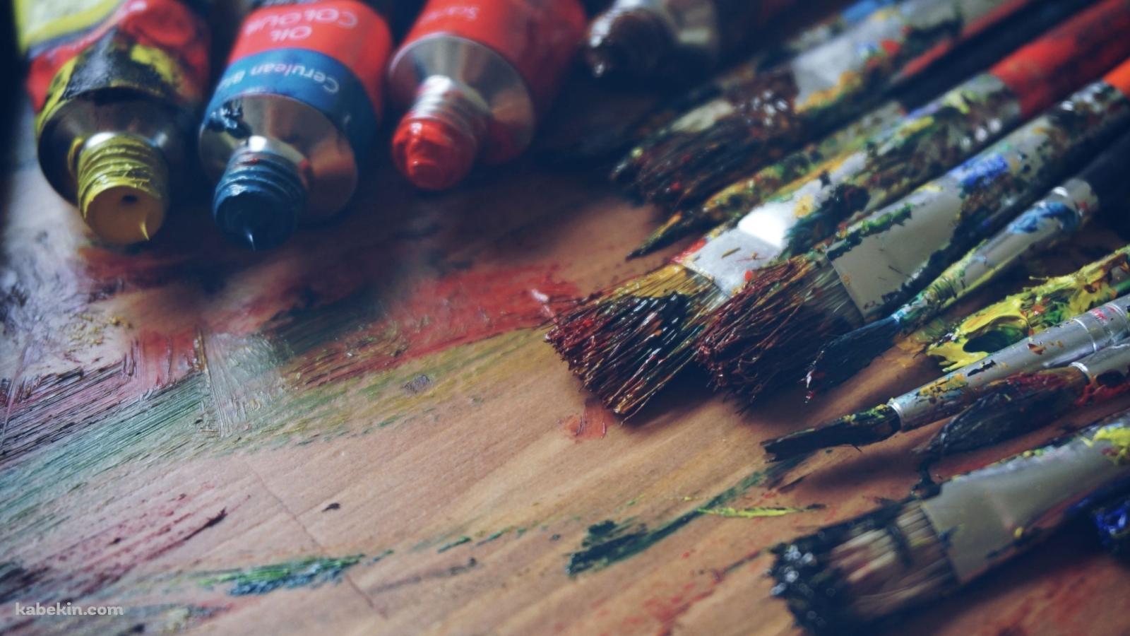 机の上の絵具と絵筆の壁紙(1600px x 900px) 高画質 PC・デスクトップ用
