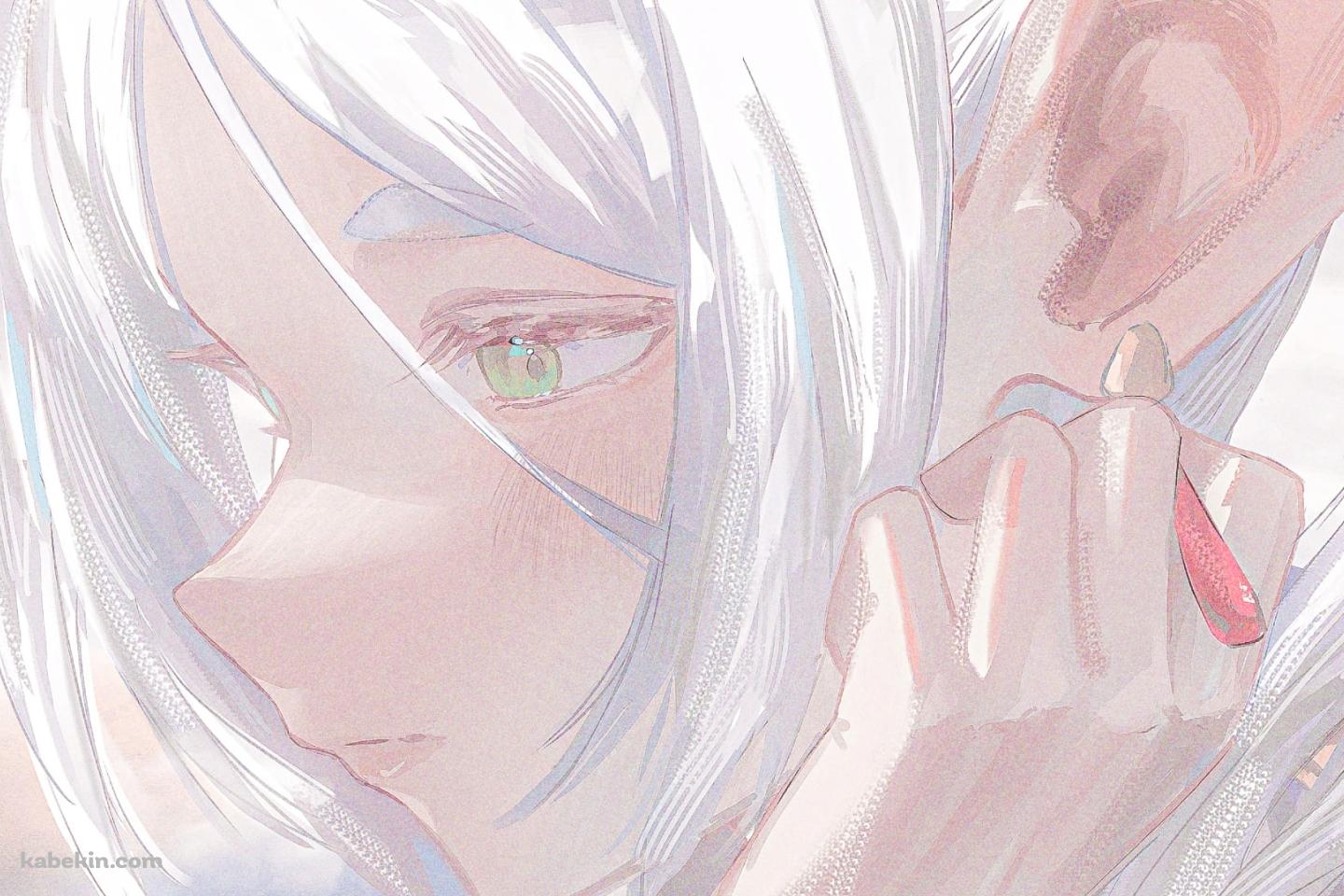 赤いイヤリングに手をかけるフリーレン / 葬送のフリーレンの壁紙(1440px x 960px) 高画質 PC・デスクトップ用
