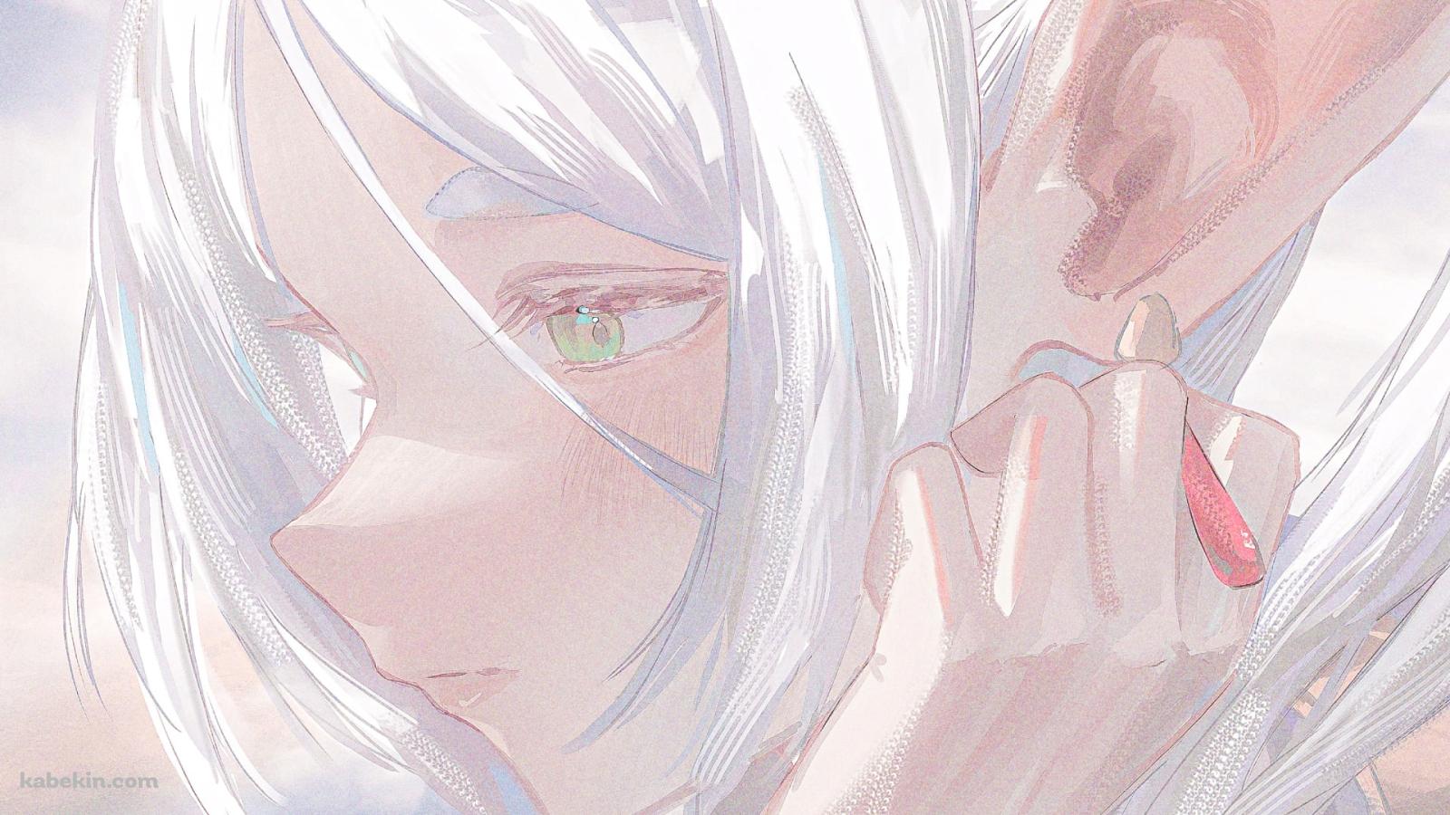 赤いイヤリングに手をかけるフリーレン / 葬送のフリーレンの壁紙(1600px x 900px) 高画質 PC・デスクトップ用