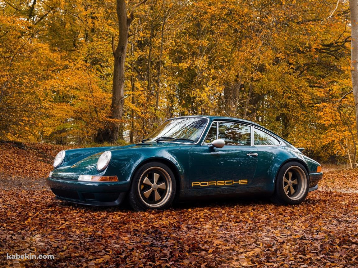 紅葉の森 / 停車中の青いポルシェの壁紙(1152px x 864px) 高画質 PC・デスクトップ用