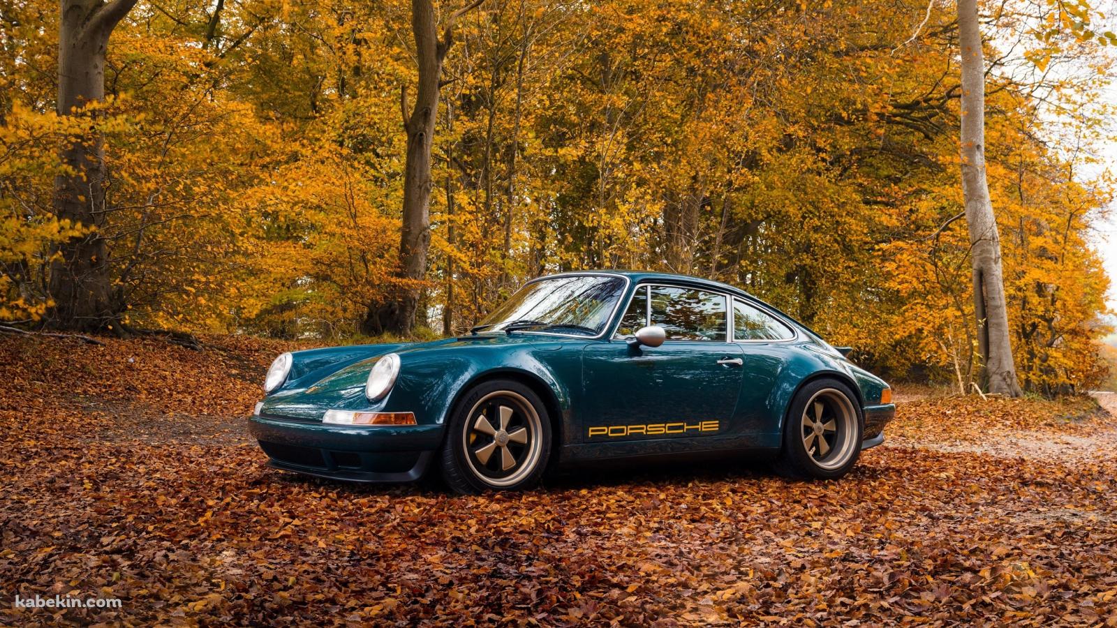 紅葉の森 / 停車中の青いポルシェの壁紙(1600px x 900px) 高画質 PC・デスクトップ用