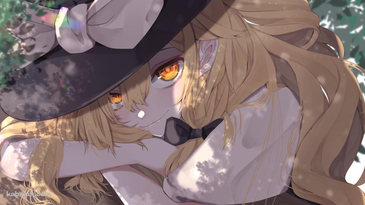 木陰でこちらを見つめる霧雨魔理沙 / 東方の壁紙(1242px x 698px) 高画質 PC・デスクトップ用