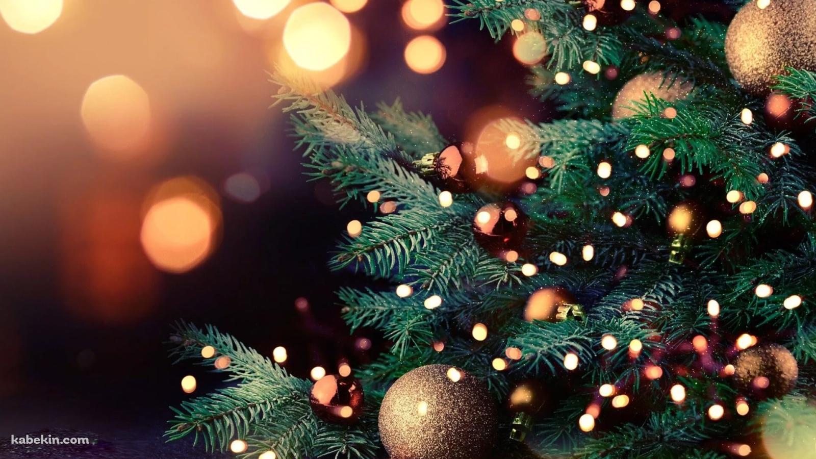 キラキラのクリスマスツリー / 飾り / オーナメント / ピンボケの壁紙(1600px x 900px) 高画質 PC・デスクトップ用